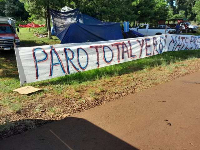 Productores de yerba mate de San Pedro mantienen un acampe en protesta por un precio justo,