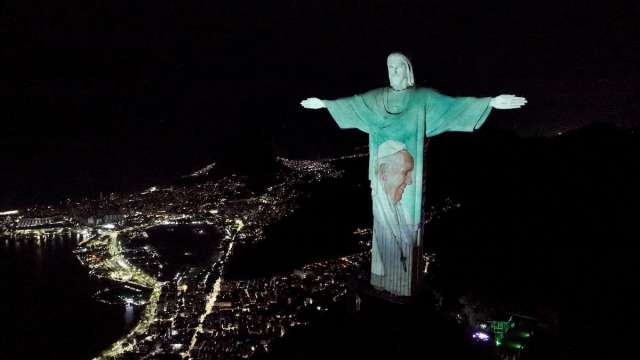 El Cristo Redentor de Río de Janeiro se iluminó con la imagen del Papa Francisco en un gesto de solidaridad y apoyo