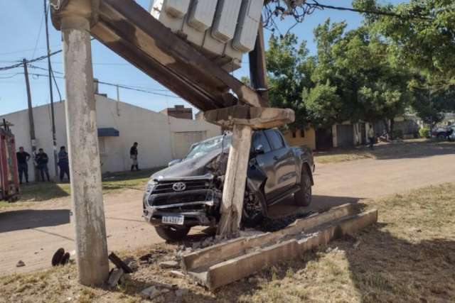 Un transformador chocó en Corrientes, dejando sin energía eléctrica a varios barrios,