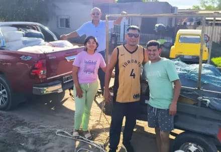 Un padre y su hijo de Saladas, Corrientes, viajaron a Bahía Blanca para entregar donaciones a las familias afectadas