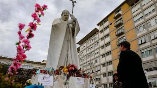 El Papa Francisco muestra ligeras mejorías en su salud después de ser hospitalizado en Roma