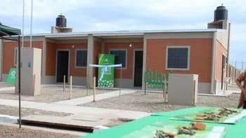 El Gobierno provincial de Corrientes entregó 13 viviendas a familias relocalizadas de la capital,