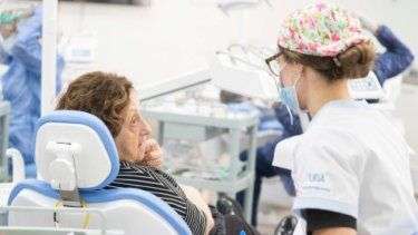 El PAMI ofrece un programa odontológico gratuito llamado "Sonrisa Mayor"