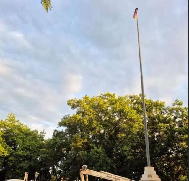 El mástil central de la ciudad sufrió un acto de vandalismo,