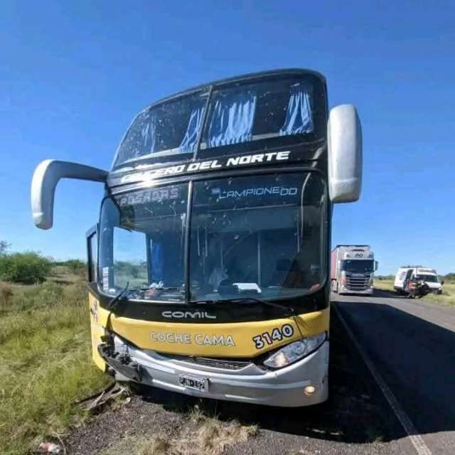 Se registró un accidente entre un colectivo de gran porte y un vehículo utilitario en la mañana del sábado