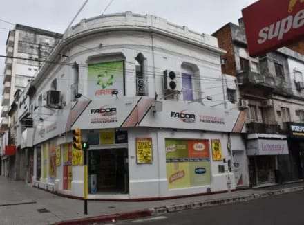 En la ciudad de Corrientes, aproximadamente el 95% de los comercios del centro estuvieron cerrados ayer