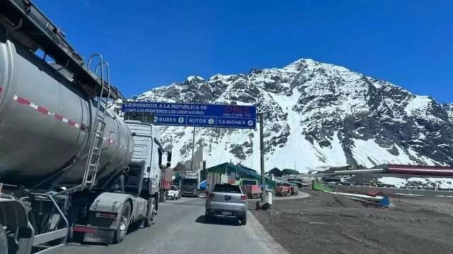 Muchos argentinos eligen cruzar la cordillera para aprovechar precios competitivos