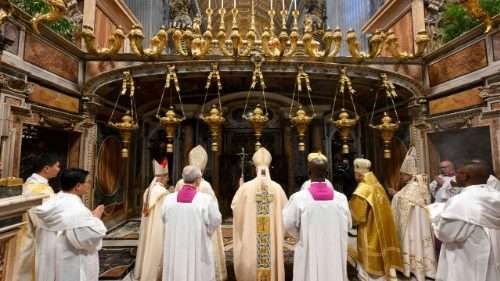 El Papa León XIV inició su ministerio con una misa en la Plaza de San Pedro,