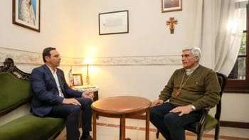El gobernador Gustavo Valdés se reunió con el arzobispo Adolfo Larregain