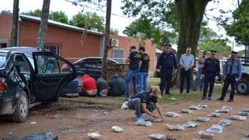 En un operativo reciente, la policía incautó 72 kilos de marihuana en un vehículo