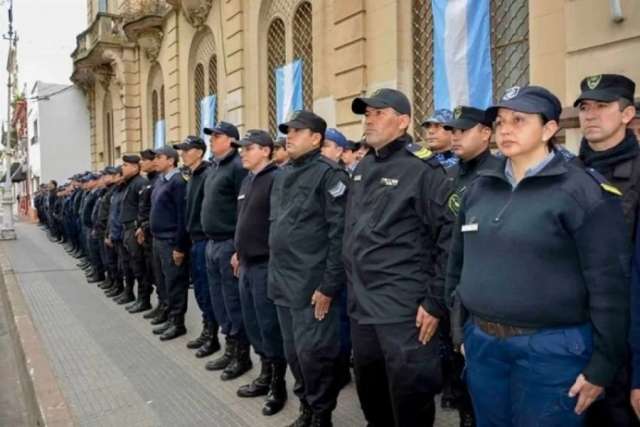 El gobernador Valdés, dispuso el ascenso al grado inmediato superior de 1.528 efectivos policiales