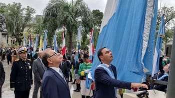 El gobernador Valdés, encabezó el acto para conmemorar el 215º aniversario de la Revolución de Mayo