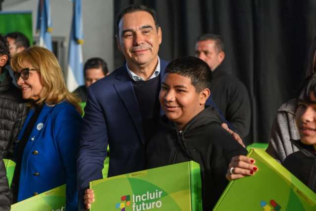 895 estudiantes de tres colegios secundarios recibieron nuevas notebooks del programa Incluir Futuro,