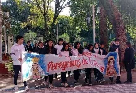 El colegio Santa Teresita realizó su tradicional caminata de fe en la costanera de Corrientes,