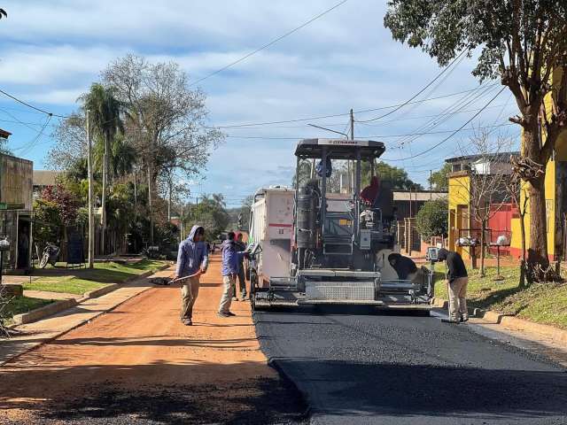 Después de muchos días de lluvia, retomaron el plan de pavimentación que está transformando a Santo Tomé