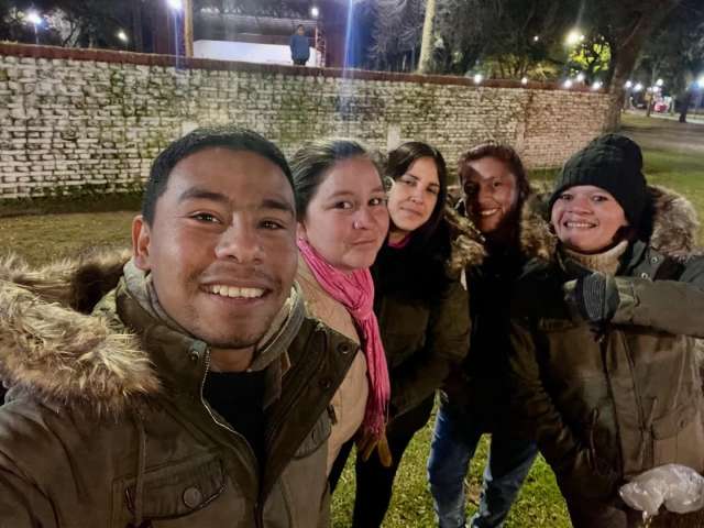 En estas noches de temperaturas muy bajas, entregaron nueva indumentaria al área de Barrido y Limpieza,