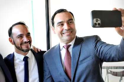 Gustavo Valdés designó a uno de sus hermanos como el candidato para sucederlo en la gobernación