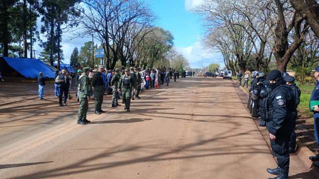 Los trabajadores de  Forestal Tapebicuá, están llevando a cabo un corte parcial pacífico de la Ruta Nacional 14