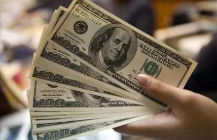 El dólar oficial sube, roza el techo de la banda