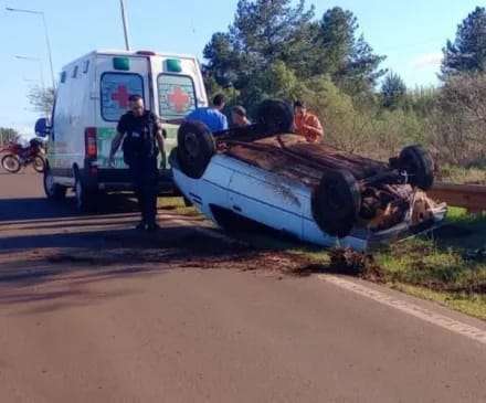 Un Peugeot 205 sufrió un despiste y vuelco sobre la Ruta Nacional 14 en Virasoro