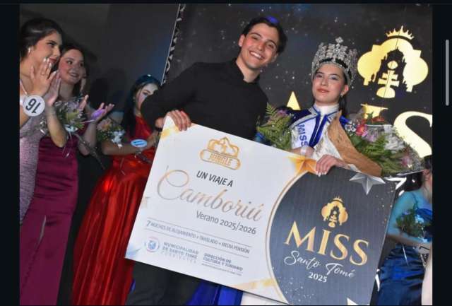 La Agencia Jungle Travel entregó el premio a la Miss Santo Tomé, Thaina Regera,