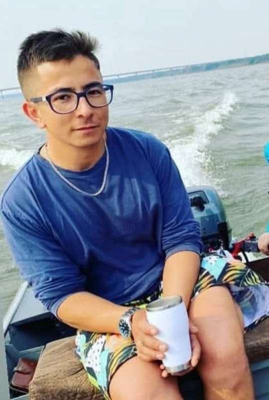 Un pescador brasileño de 32 años fue encontrado con heridas graves en su canoa en el río Uruguay