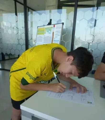 Lionel Gálvez, un joven futbolista correntino de 11 años, ha firmado su vínculo con el Club Defensa y Justicia,