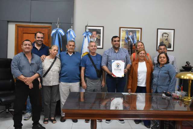 Un grupo de vecinos de calle Perugorría en Santo Tomé firmaron un convenio con la Municipalidad
