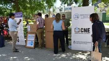 Stands en las calles de Corrientes capacitan sobre el uso de la Boleta Única de Papel