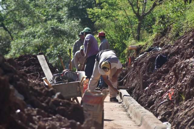 El cordón cuneta de calle Irigoyen, entre Santa Fe y P. Nicasio Idoy, continúa avanzando