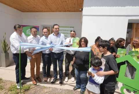 Valdés entregó viviendas en la zona de El Remanso