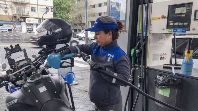 YPF, Shell, Axion y Puma lanzaron promociones que ofrecen la posibilidad de tener descuentos en nafta