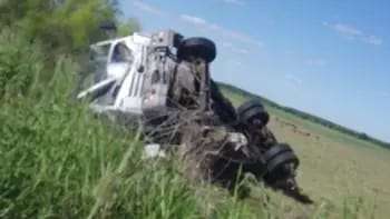 Camionero de Corrientes despistó, volcó y echó un poste de luz en la Ruta 14