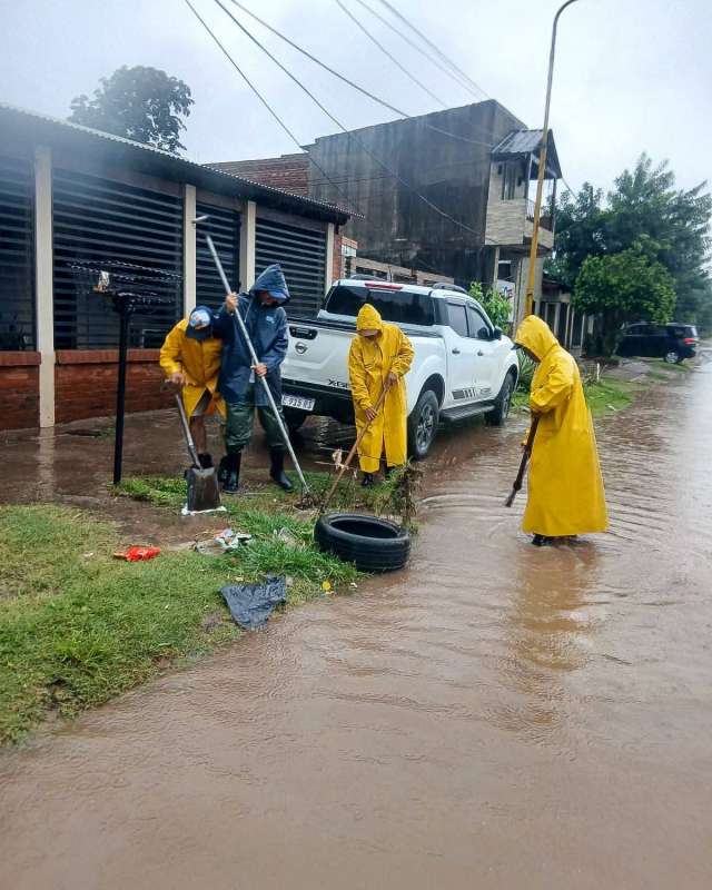Debido al fuerte temporal en Corrientes capital las cuadrillas municipales están trabajando