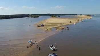 Volcó una lancha con ocho personas en el río Paraná y buscan a dos desaparecidos