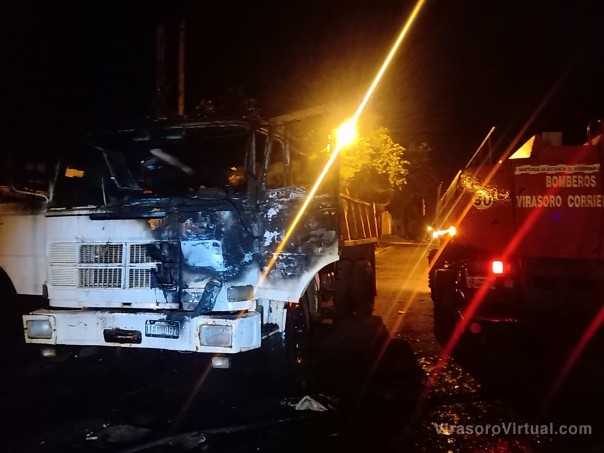Esta madrugada quemaron el camión de un vecino en laguna brava y campaña del desierto