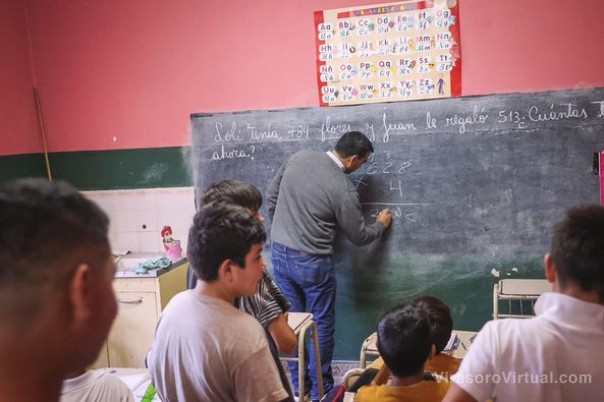 El intendente Augusto Suaid hizo entrega de útiles escolares, zapatillas y elementos de limpieza para la Escuela 484