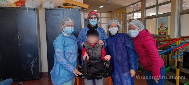 Niño internado en el Hospital Pediátrico recibe una caminadora postural