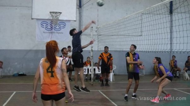 En el polideportivo municipal se llevó a cabo un torneo de voley mixto a beneficio del profesor Roque Vallejos
