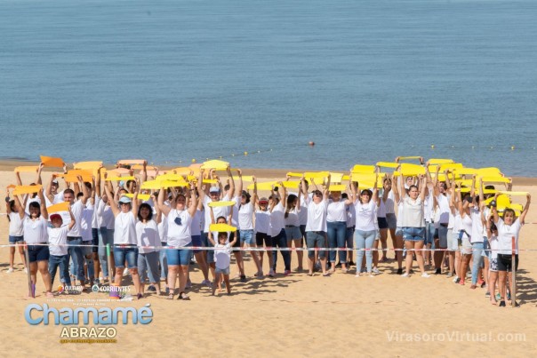 Más de 400 personas formaron parte de una coreografía en la playa Arazaty