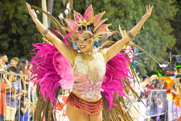 La alegría de los Carnavales Barriales llega a las Mil Viviendas