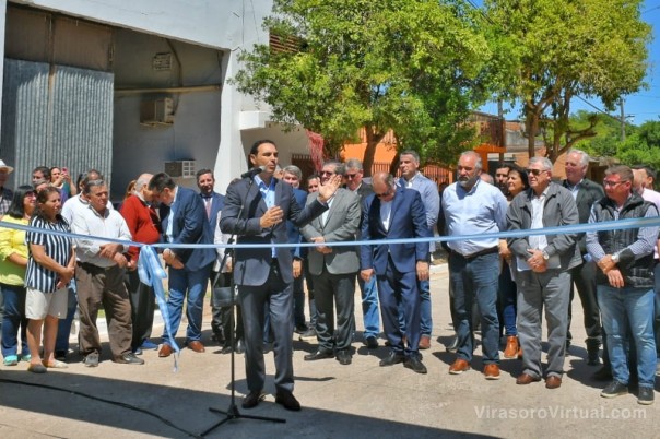 Al inaugurar 35 cuadras de asfalto en el barrio Antártida Argentina, Valdés resaltó que son inversiones