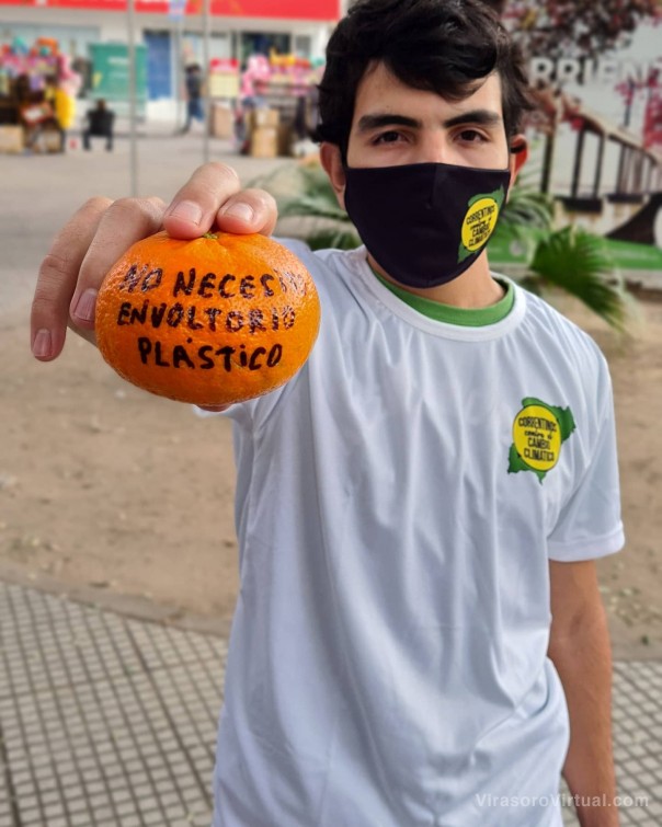 Jovenes siguen luchando para eliminar los plásticos de la ciudad.
