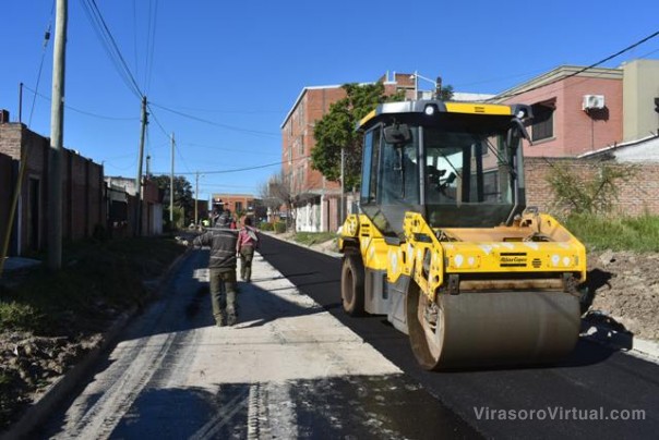Sin calles de tierra ni zanjas: El Gobierno Provincial asfalta la trama vial del barrio Víctor Colas