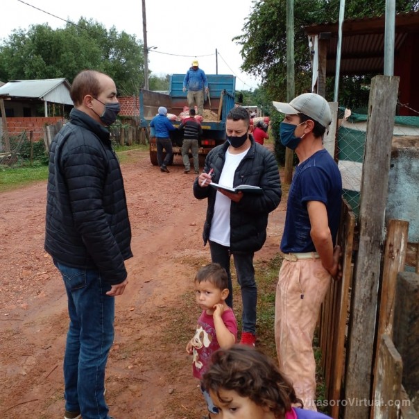 El municipio lleva materiales de construcción a familias
