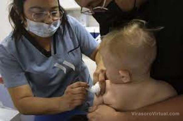 Aplicar la vacuna anticovid en niños hace disminuir el riesgo para adultos mayores