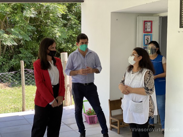 Brambilla entregó kits escolares en Escuela de Lavalle y fue recibida por la embajadora de paz Lilia Urquijo