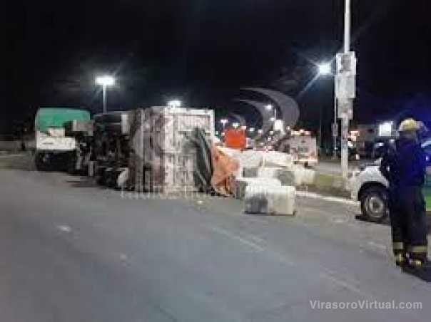 Corrientes: volcó el acoplado de un camión