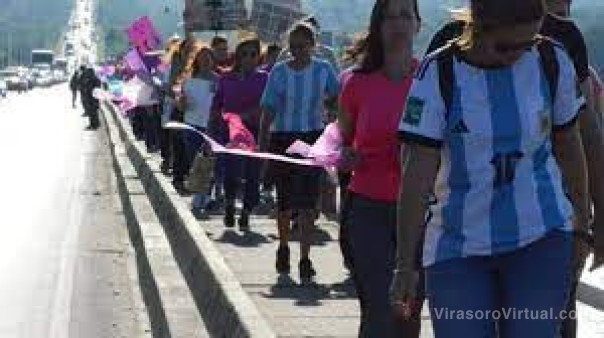 El puente Chaco-Corrientes se tiñó de color rosa para pedir justicia por Cecilia