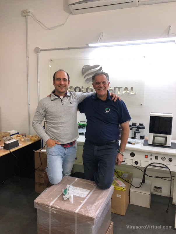 Un virasoreño trajo a la provincia una máquina fresadora de 5 ejes para crear piezas dentales.